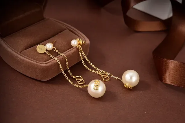 Valentino VLogo Boucles d'oreilles à perles et chaîne en or 5