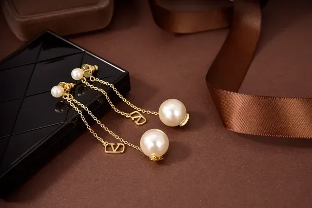 Valentino VLogo Boucles d'oreilles à perles et chaîne en or 6