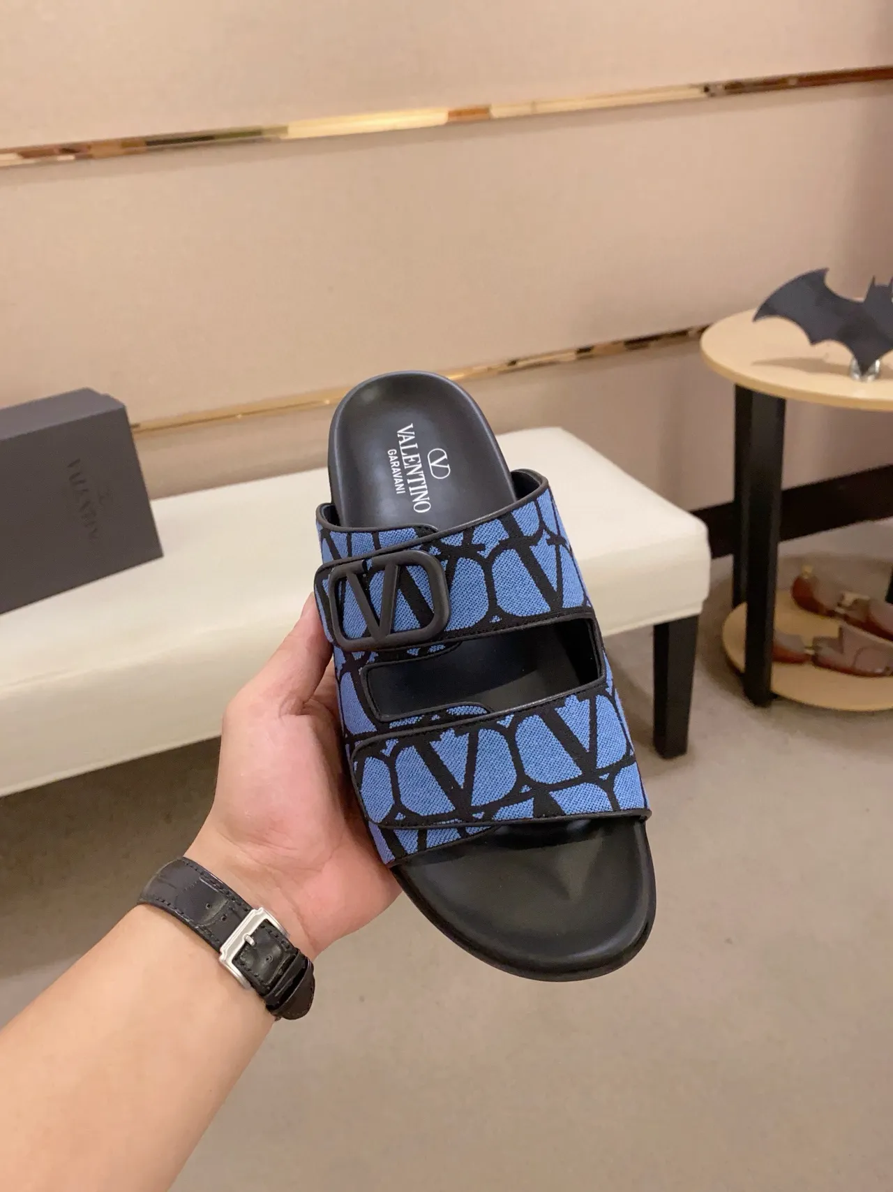 Valentino VLogo Slide Chaussons bleus à motif géométrique 2