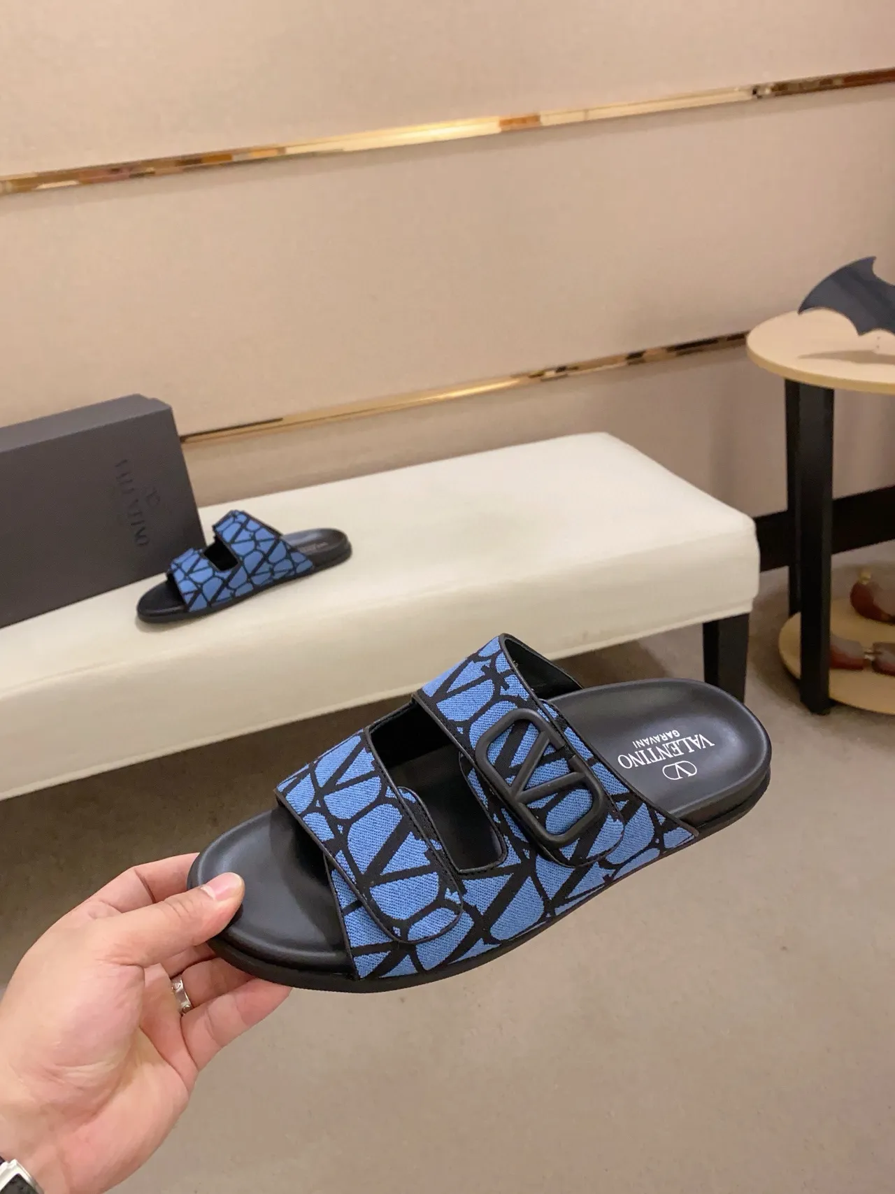 Valentino VLogo Slide Chaussons bleus à motif géométrique 3