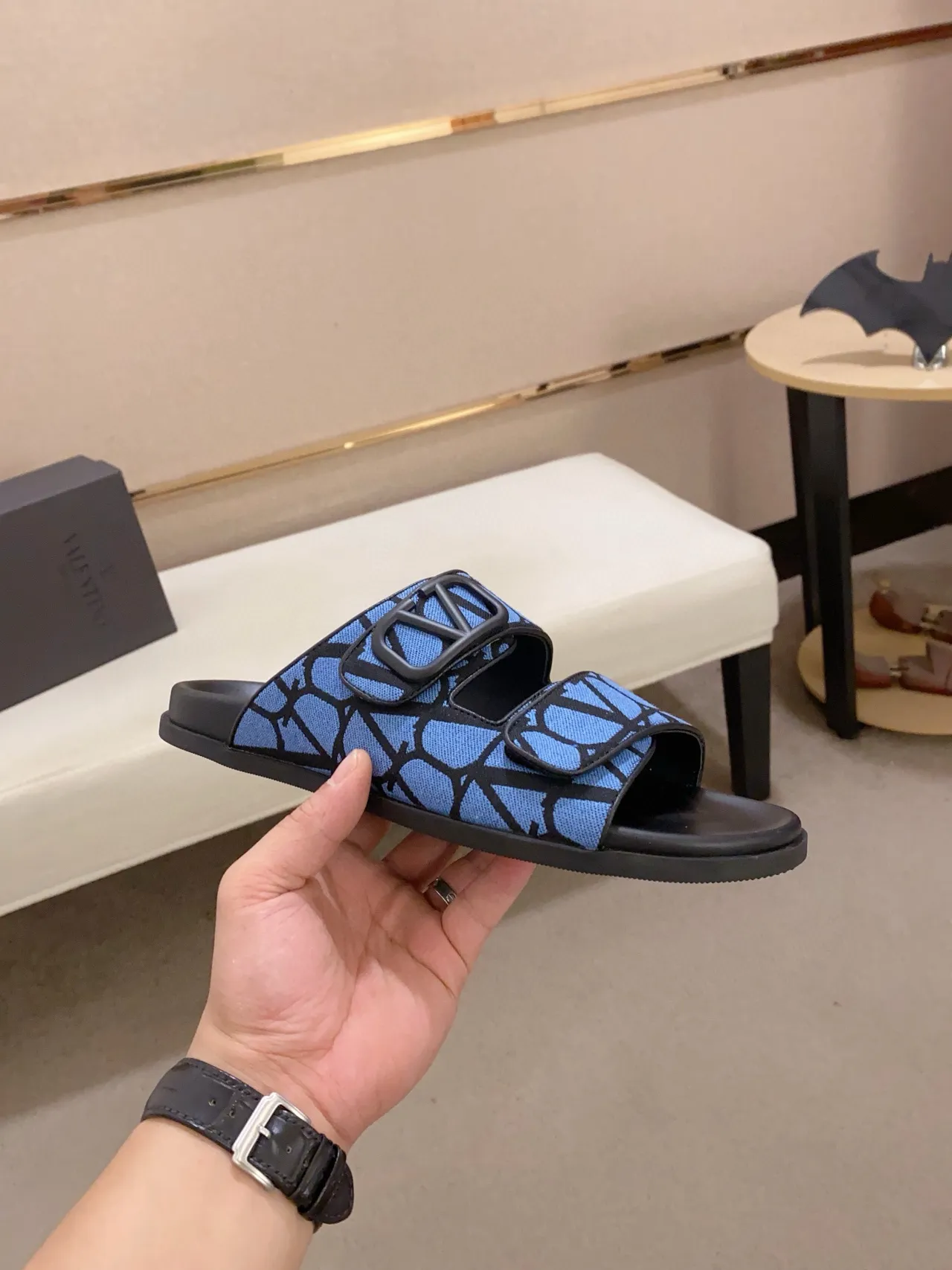 Valentino VLogo Slide Chaussons bleus à motif géométrique 4