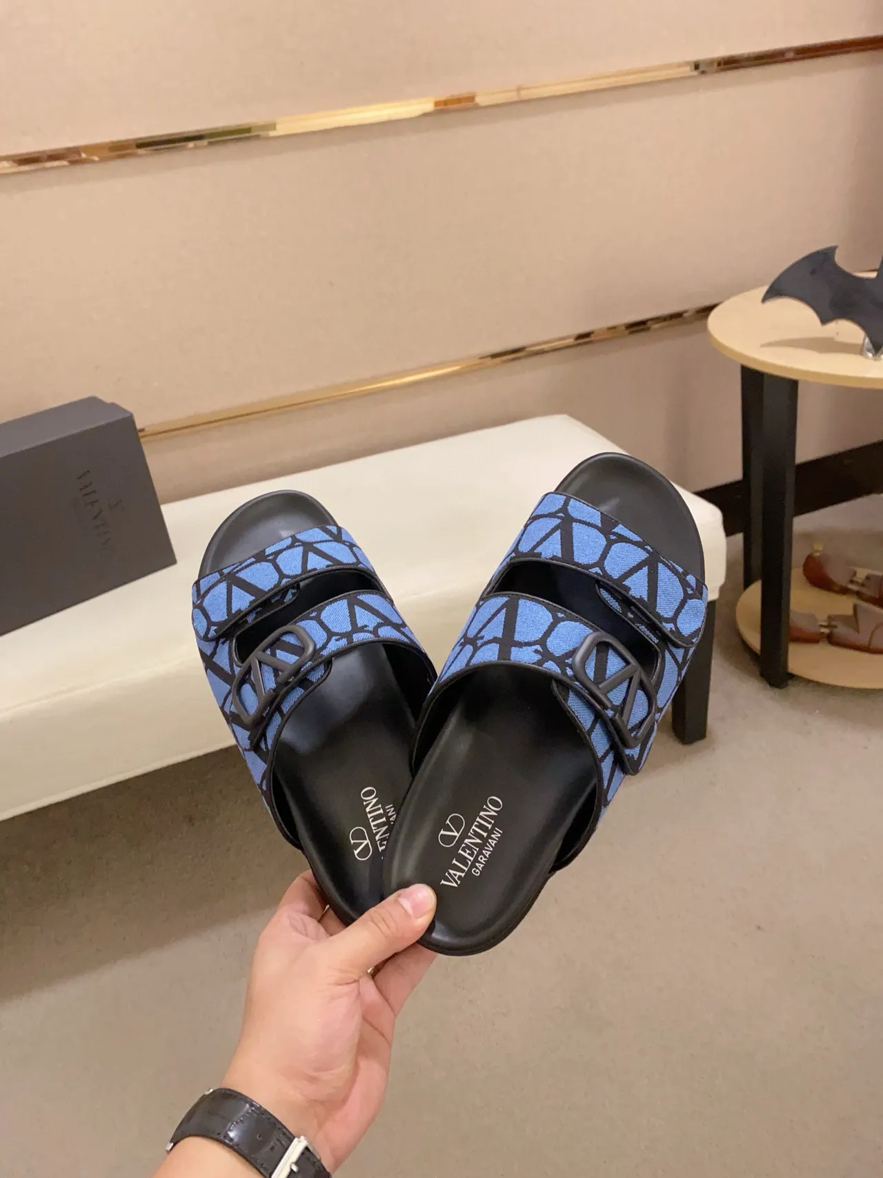 Valentino VLogo Slide Chaussons bleus à motif géométrique 5