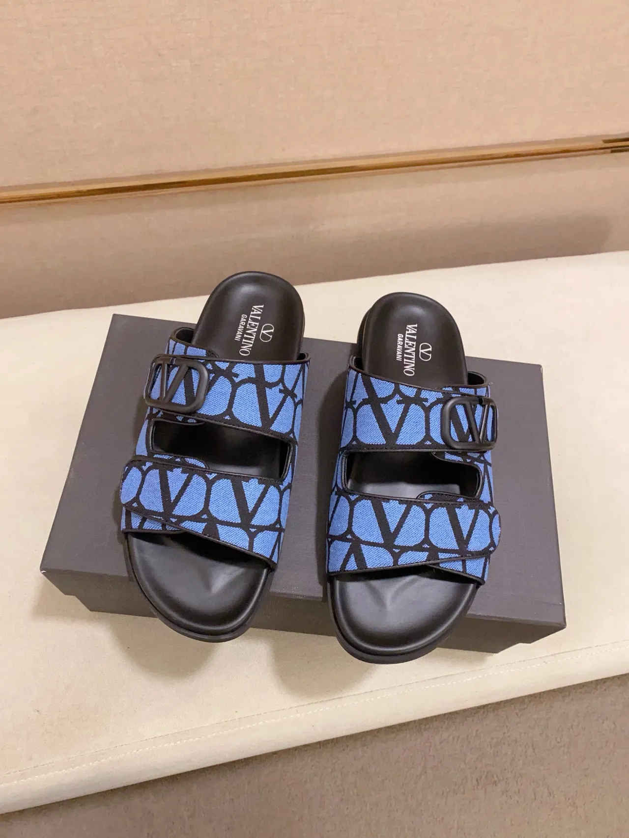 Valentino VLogo Slide Chaussons bleus à motif géométrique 6