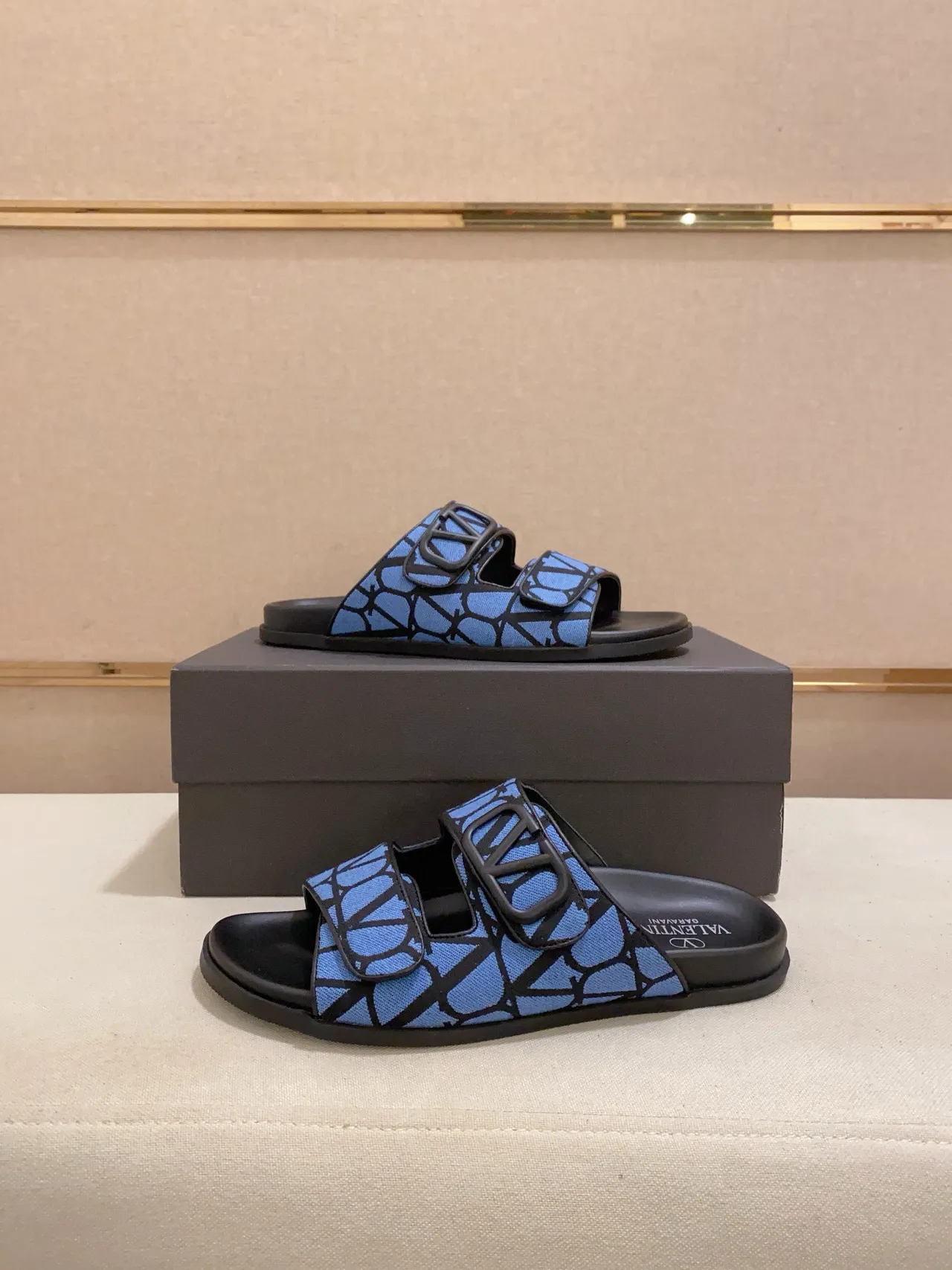 Valentino VLogo Slide Chaussons bleus à motif géométrique 7
