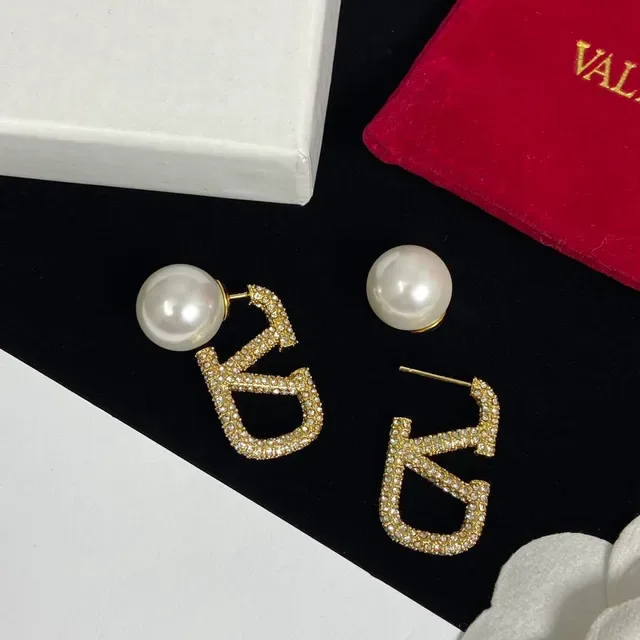 Valentino VLTN Boucles d'oreilles Perles et Cristal Pavé V-Motif 2