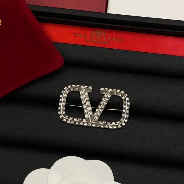 Broche Valentino VLTN Argent Or Motif Cristal Pavé 3