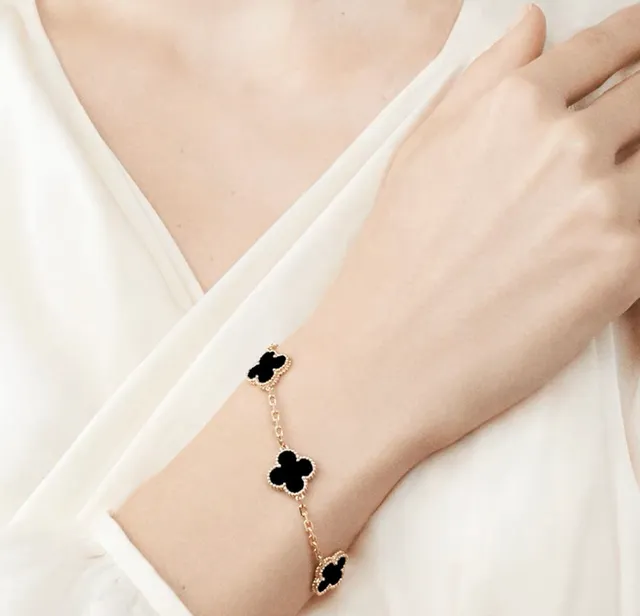 Van Cleef & Arpels Alhambra Five Motif Bracelet en or avec émail noir 4