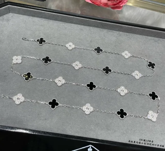 Van Cleef & Arpels Alhambra Collier Émail Noir et Cristaux Pavé Trèfle à Quatre Feuilles 3