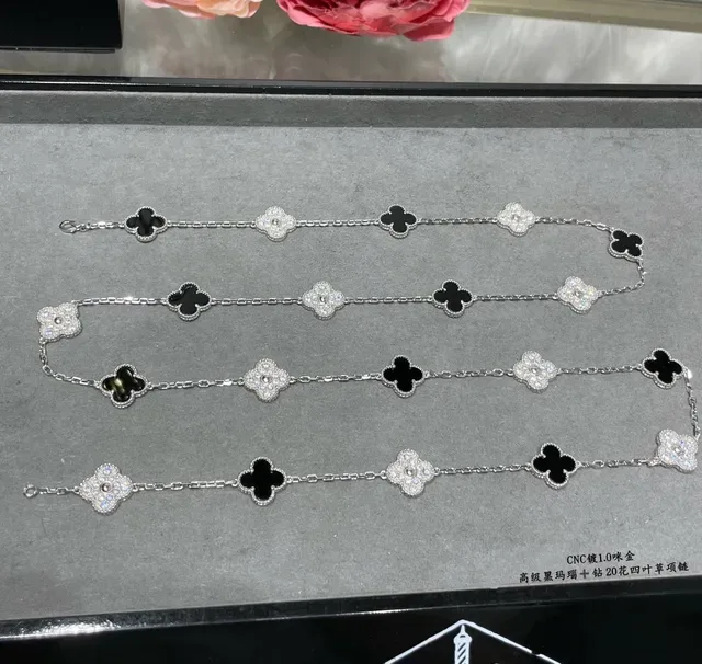 Van Cleef & Arpels Alhambra Collier Émail Noir et Cristaux Pavé Trèfle à Quatre Feuilles 5