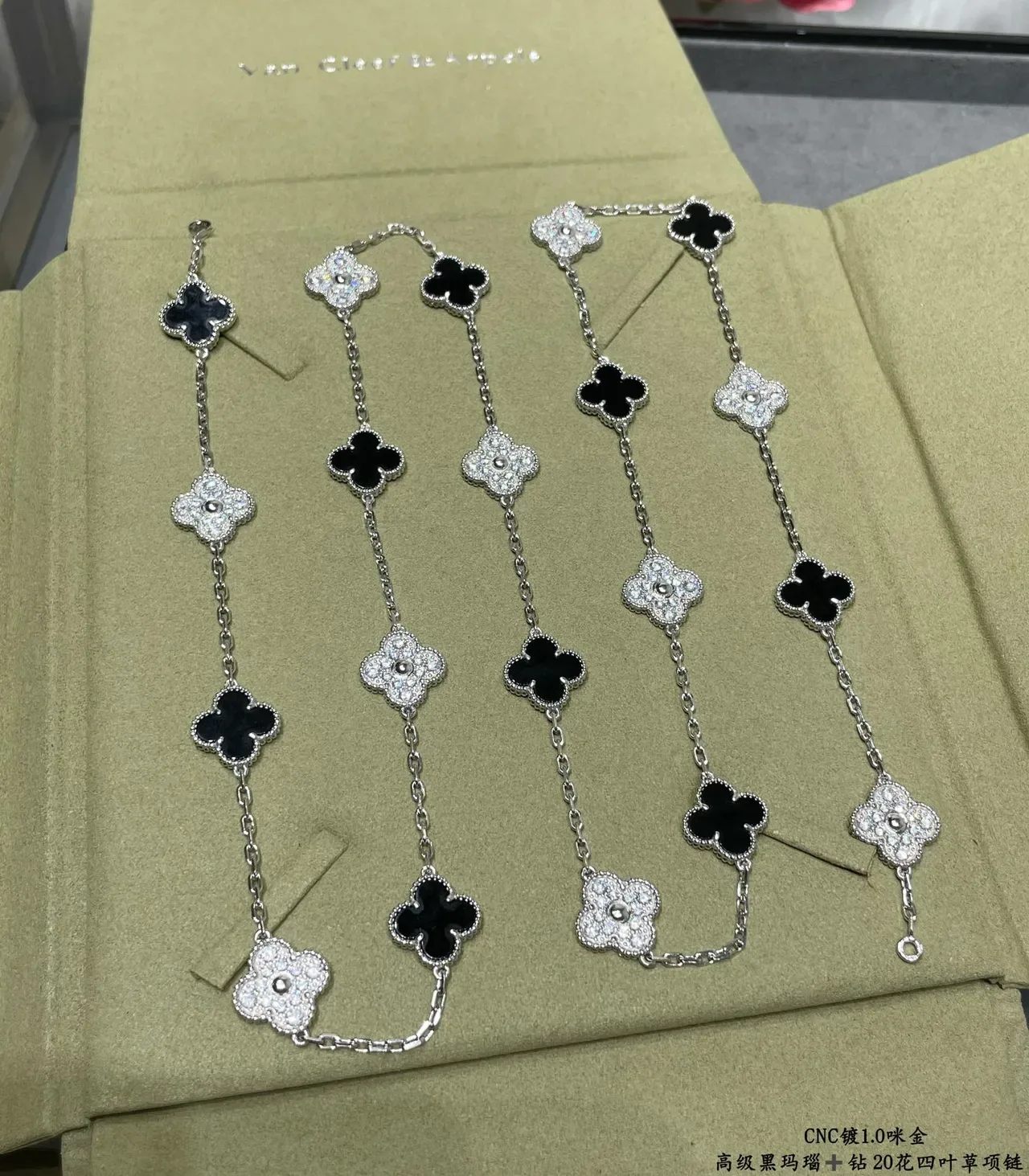 Van Cleef & Arpels Alhambra Collier Émail Noir et Cristaux Pavé Trèfle à Quatre Feuilles 6