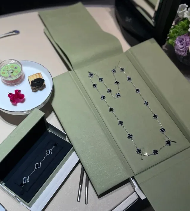 Van Cleef & Arpels Alhambra Five Motif Bracelet en onyx noir 2