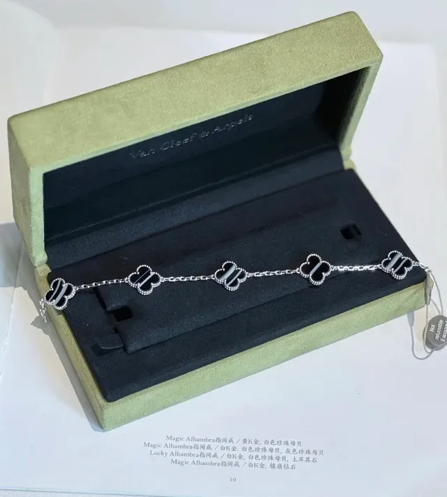 Van Cleef & Arpels Alhambra Five Motif Bracelet en onyx noir 4