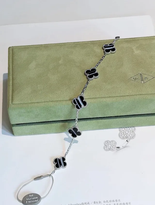 Van Cleef & Arpels Alhambra Five Motif Bracelet en onyx noir 6