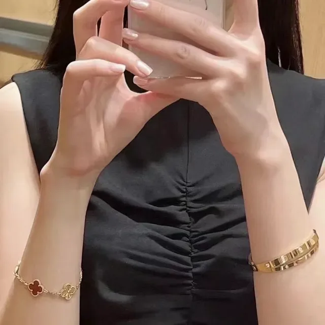 Van Cleef & Arpels Alhambra Bracelet Cinq Motifs Émail Rouge et Or 2