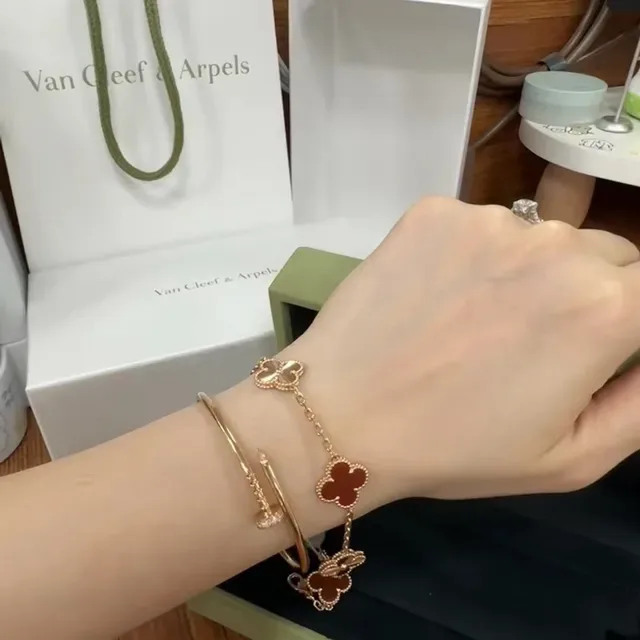 Van Cleef & Arpels Alhambra Bracelet Cinq Motifs Émail Rouge et Or 3
