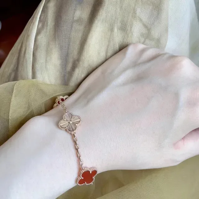 Van Cleef & Arpels Alhambra Bracelet Cinq Motifs Émail Rouge et Or 4