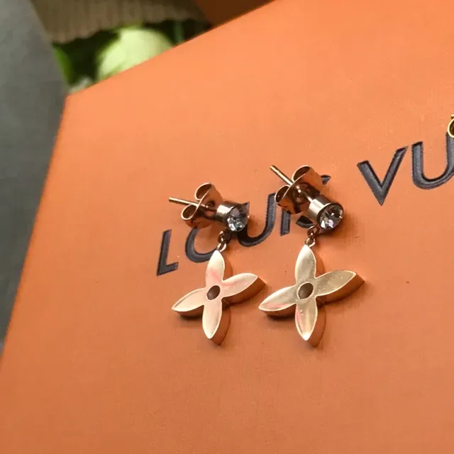 Van Cleef & Arpels Alhambra Quatre Pétales Or Rose et Émail Noir Boucles d'oreilles 2
