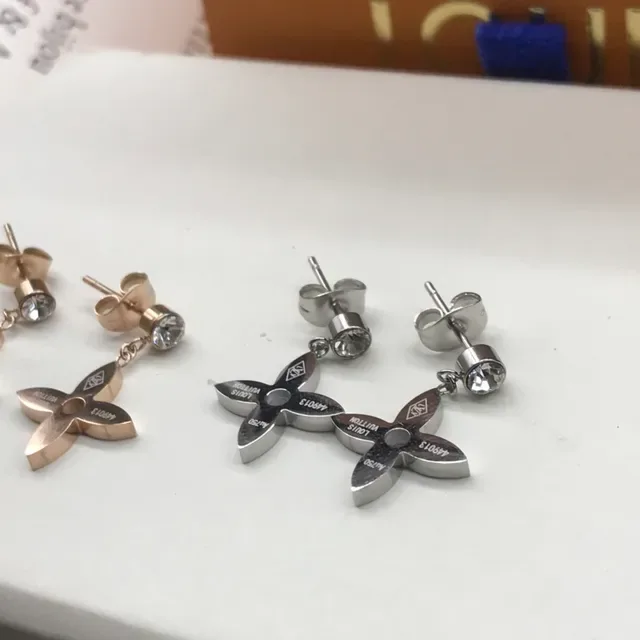 Van Cleef & Arpels Alhambra Quatre Pétales Or Rose et Émail Noir Boucles d'oreilles 3