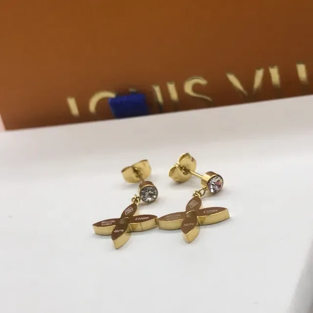 Van Cleef & Arpels Alhambra Quatre Pétales Or Rose et Émail Noir Boucles d'oreilles 4