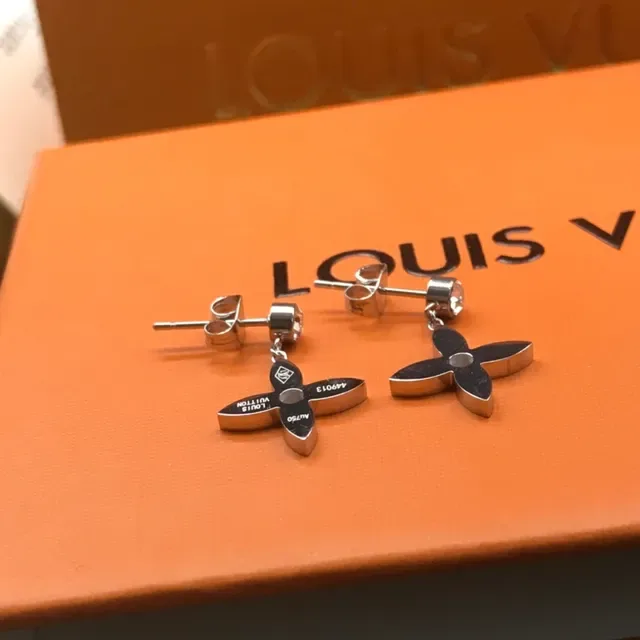 Van Cleef & Arpels Alhambra Quatre Pétales Or Rose et Émail Noir Boucles d'oreilles 5