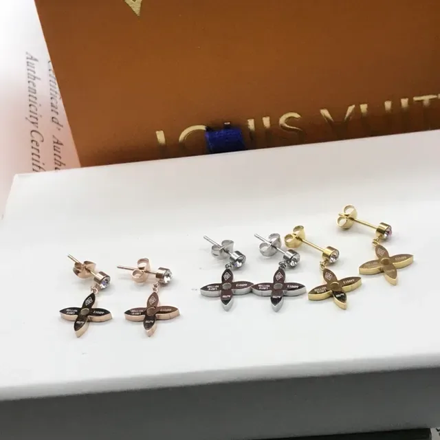 Van Cleef & Arpels Alhambra Quatre Pétales Or Rose et Émail Noir Boucles d'oreilles 6