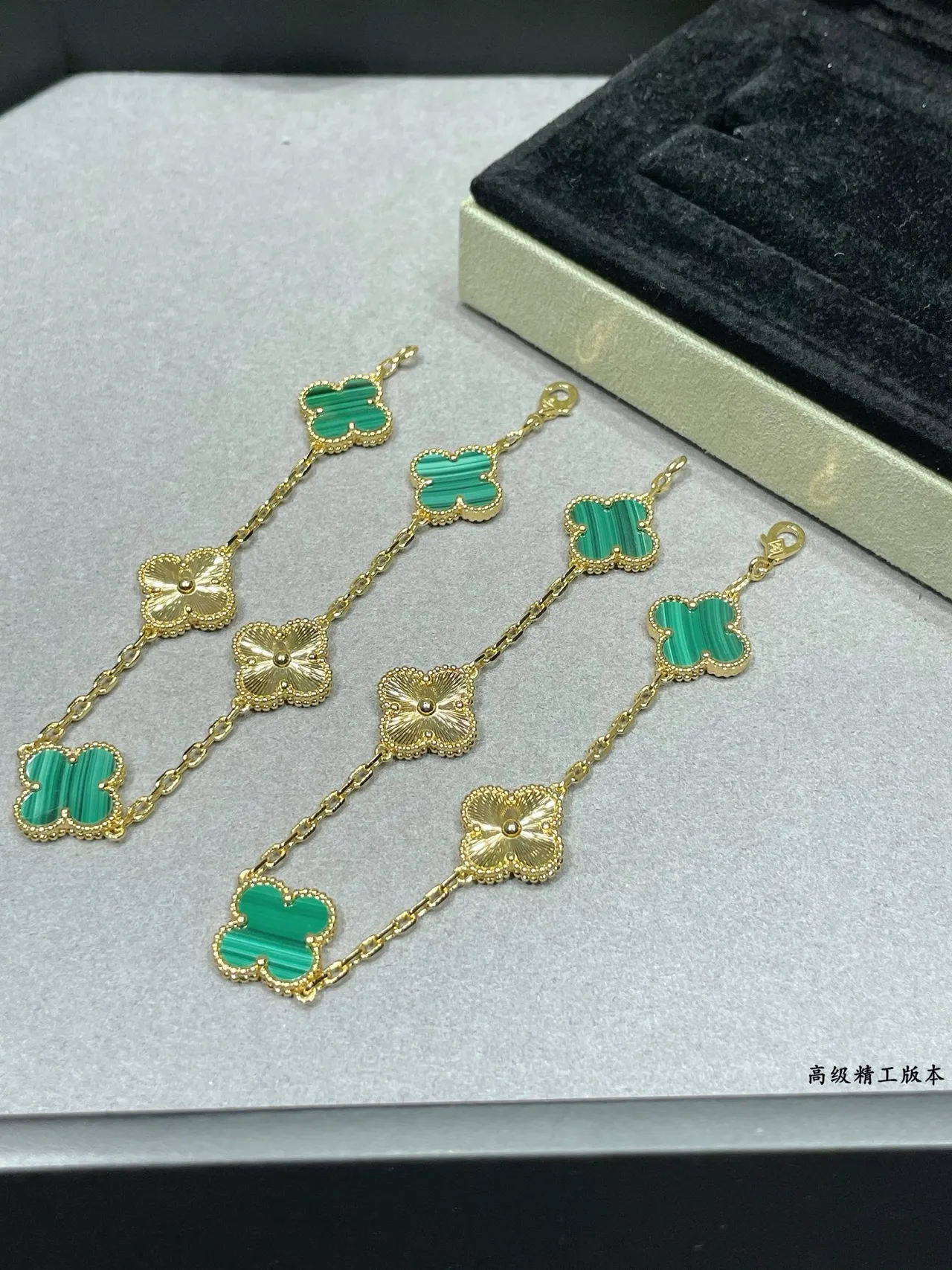 Van Cleef & Arpels Alhambra Pulseira de corrente de ouro verde com inlay de malaquita 3