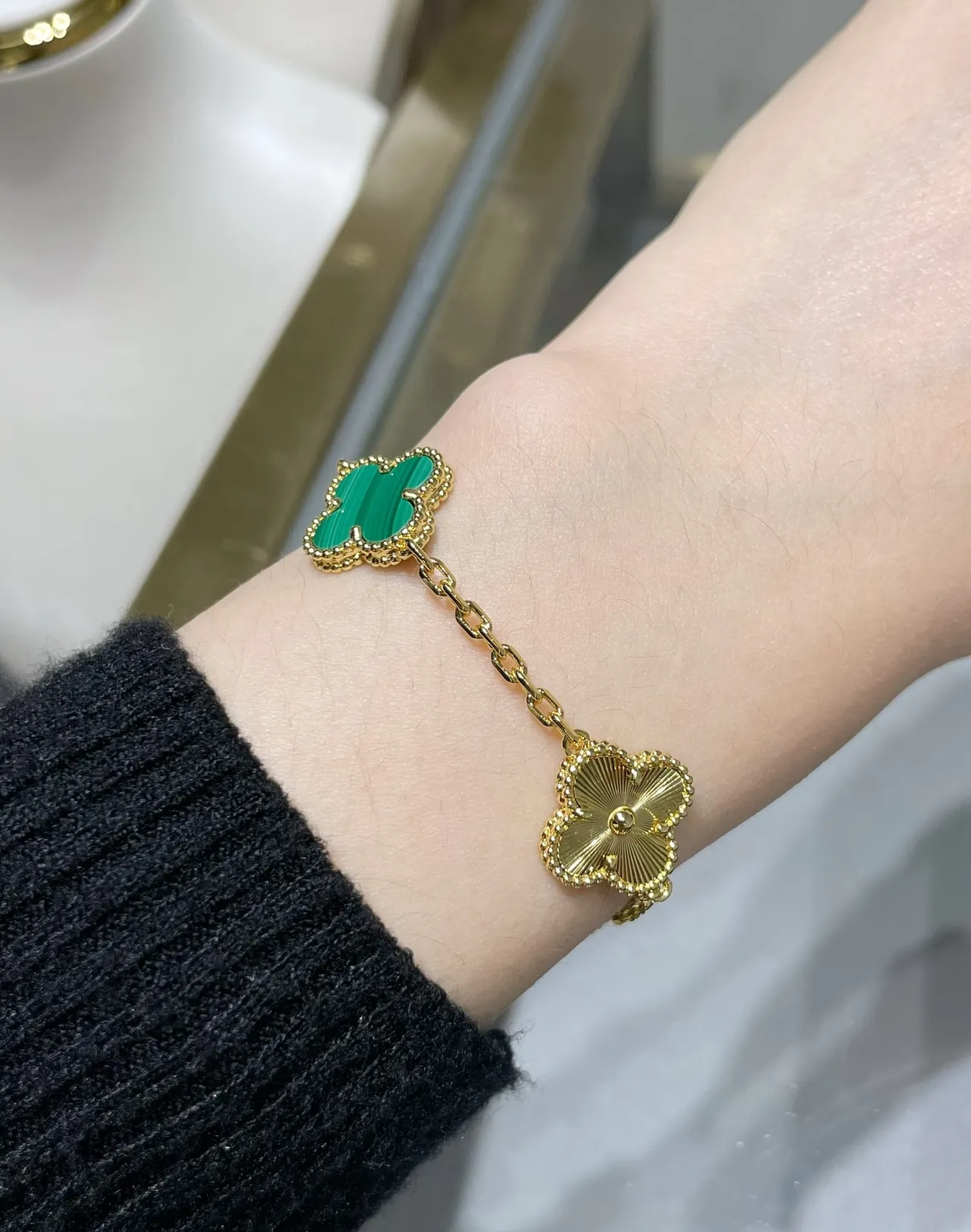 Van Cleef & Arpels Alhambra Pulseira de corrente de ouro verde com inlay de malaquita 9