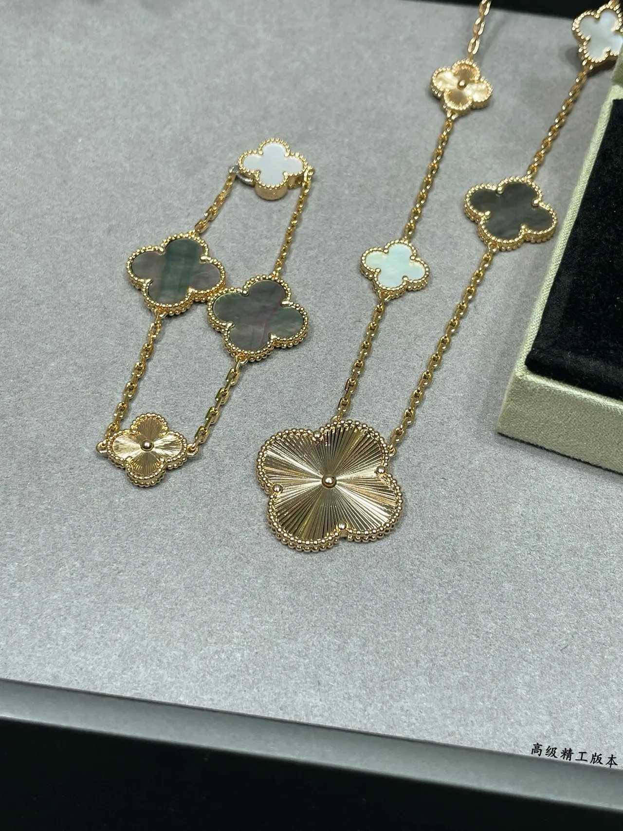 Van Cleef & Arpels Alhambra Chaîne or blanc motifs quatrefoil bracelet 3