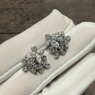 Van Cleef & Arpels أقراط مسمار مستوحاة من الألمبرو مزينة بالزهور