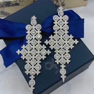 Van Cleef & Arpels চাঁদেলিয়ার Pavé ক্রস মোটিফ কানের দুল