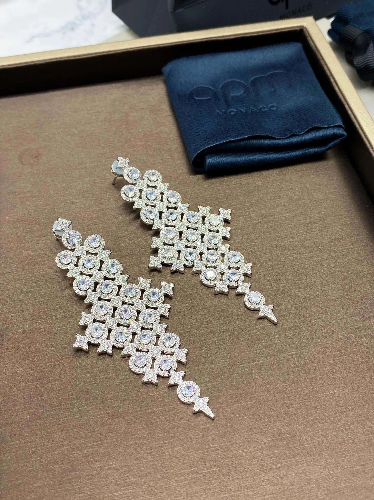 Van Cleef & Arpels lustre Pavé motivo cruz brincos 3