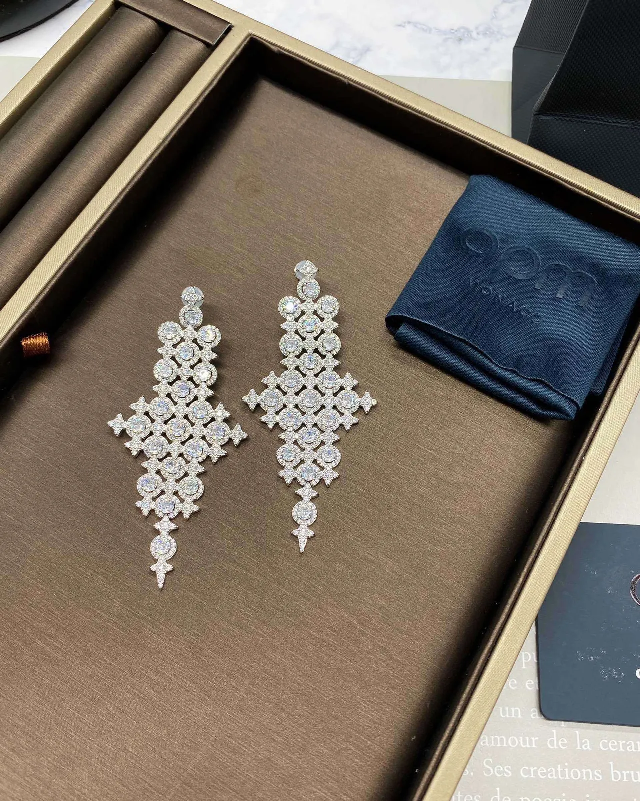 Van Cleef & Arpels lustre Pavé motivo cruz brincos 4