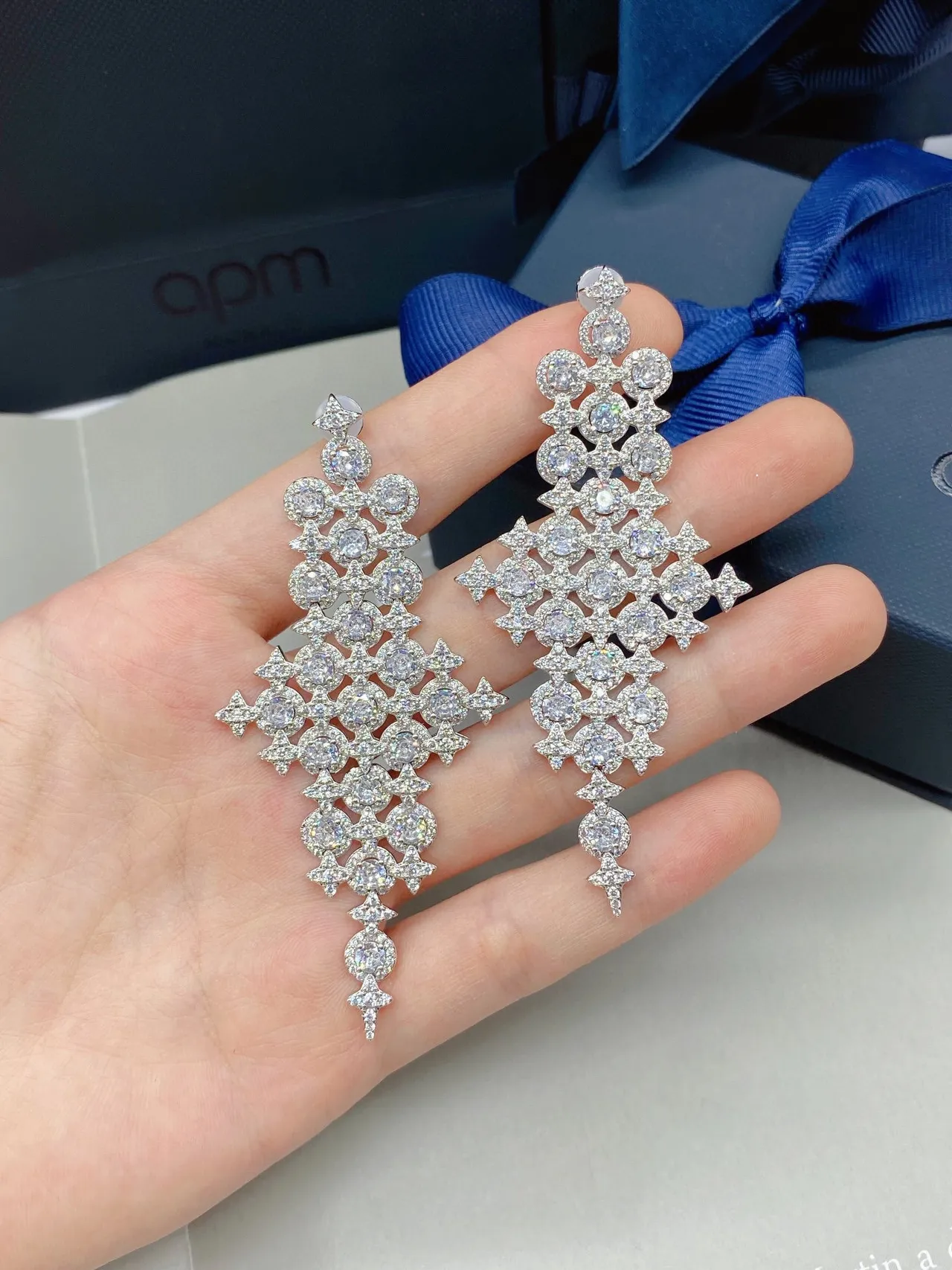 Van Cleef & Arpels lustre Pavé motivo cruz brincos 6