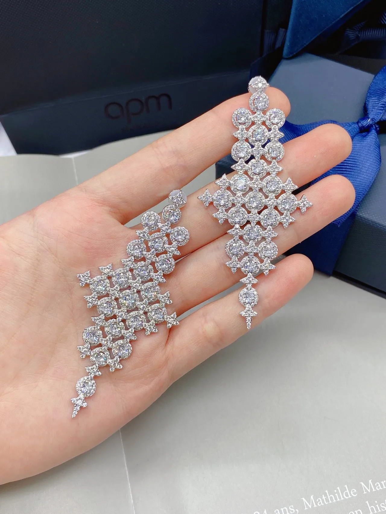 Van Cleef & Arpels lustre Pavé motivo cruz brincos 7