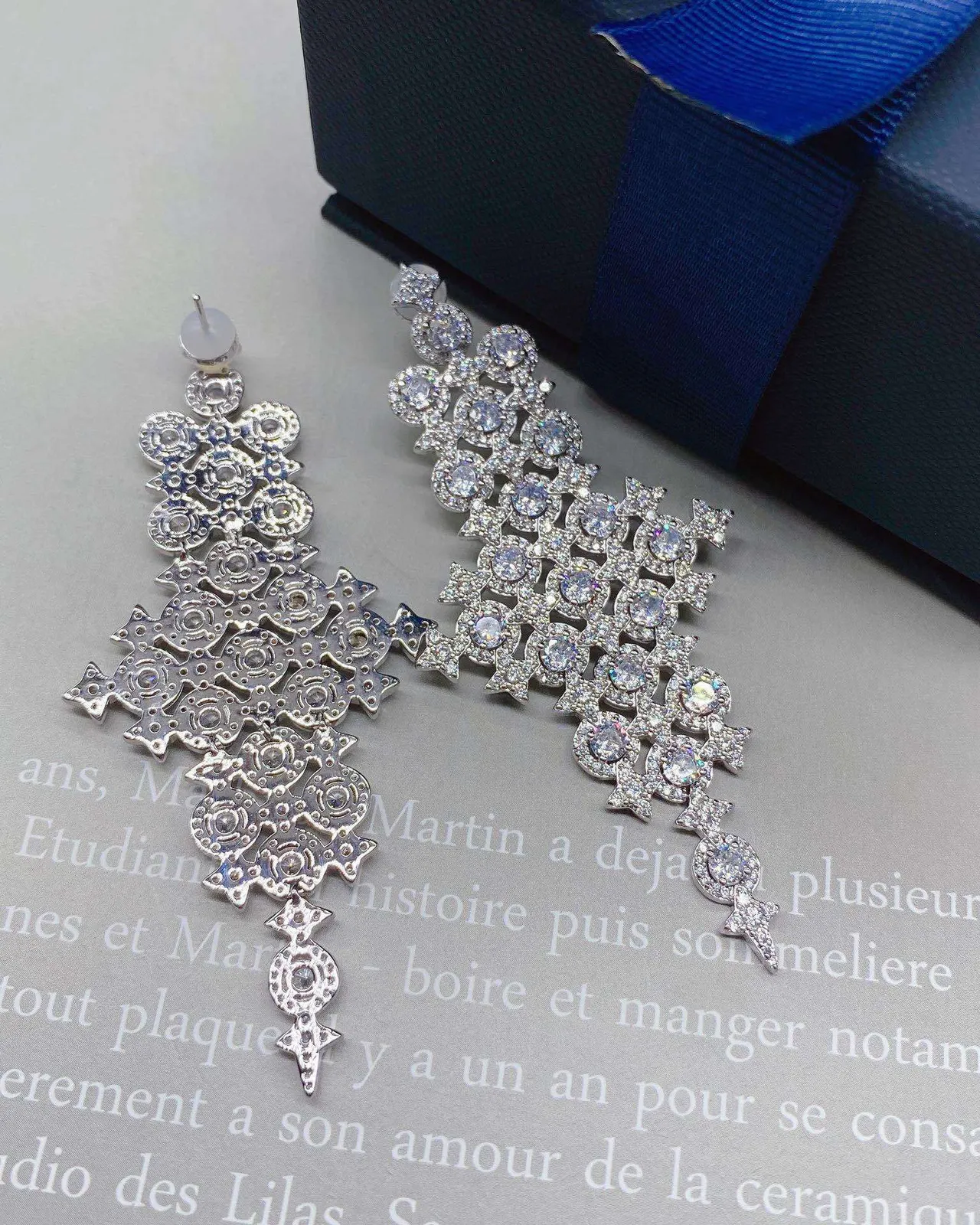 Van Cleef & Arpels lustre Pavé motivo cruz brincos 8