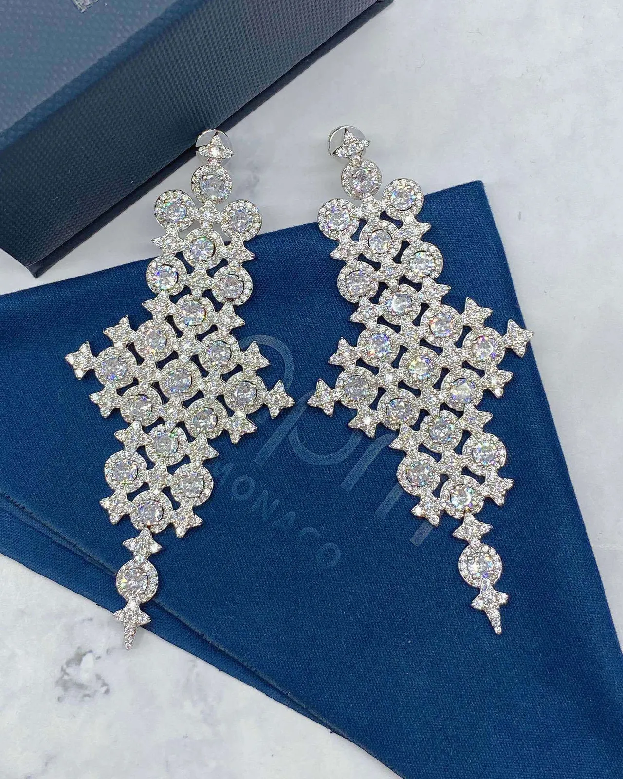 Van Cleef & Arpels lustre Pavé motivo cruz brincos 9