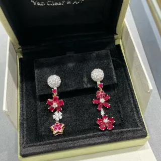 Van Cleef & Arpels أقراط بنمط زهوري ونجمي مصنوعة من الياقوت والماس