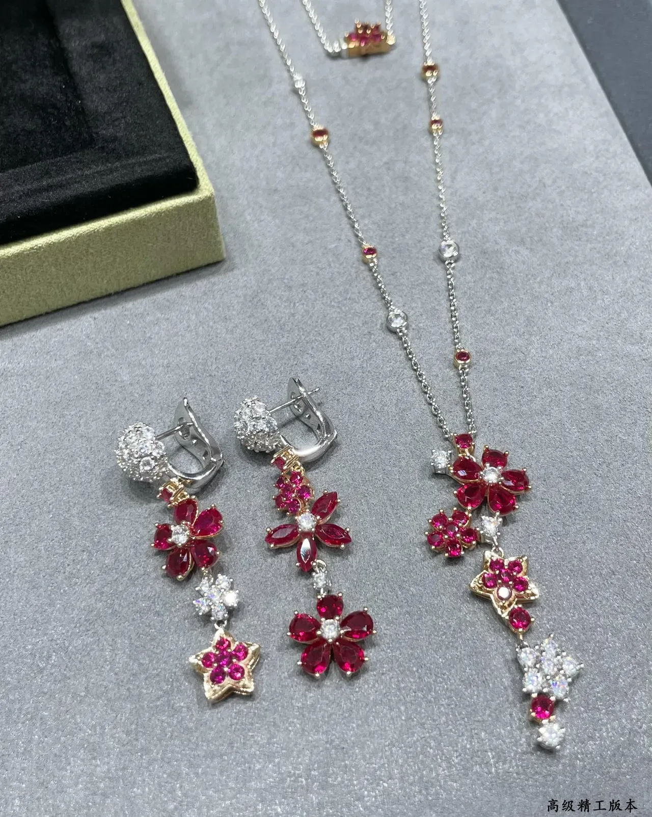Van Cleef & Arpels أقراط بنمط زهوري ونجمي مصنوعة من الياقوت والماس 2