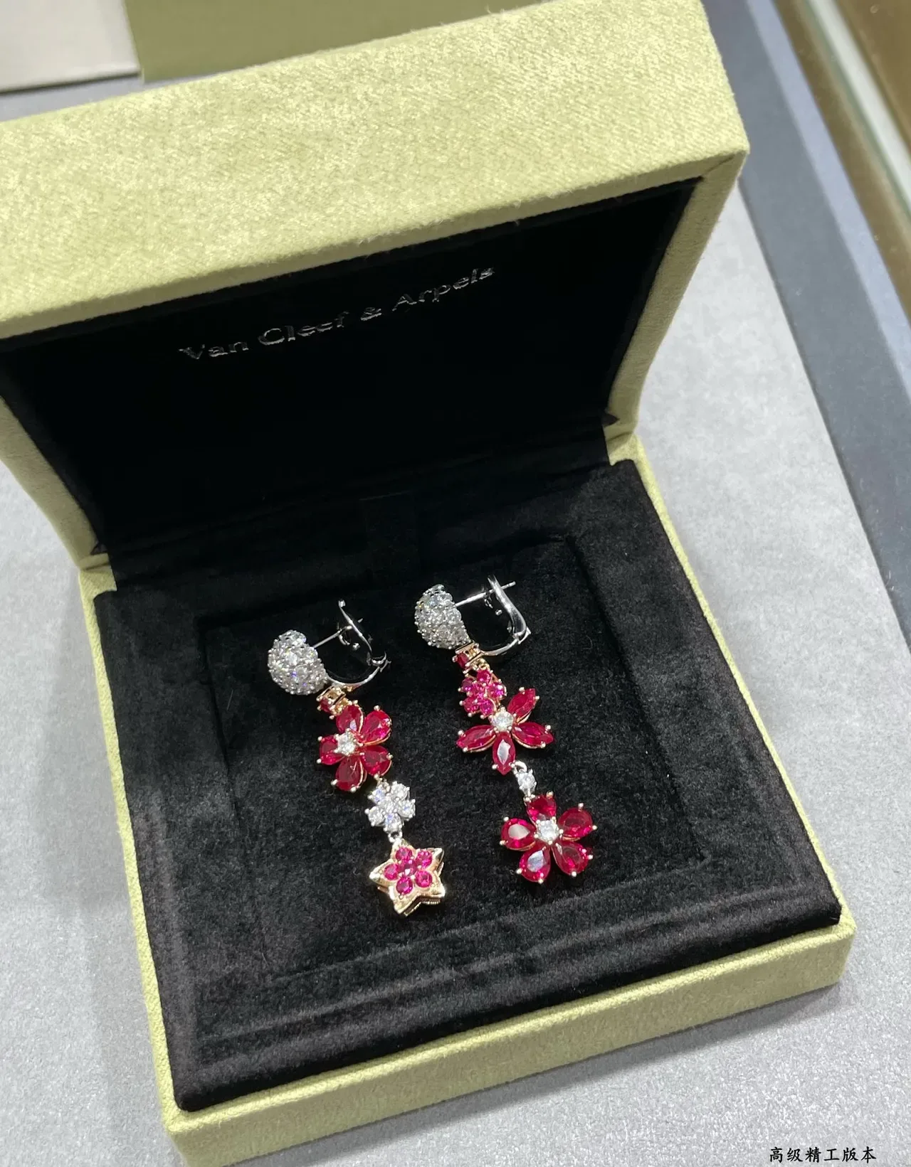 Van Cleef & Arpels أقراط بنمط زهوري ونجمي مصنوعة من الياقوت والماس 4