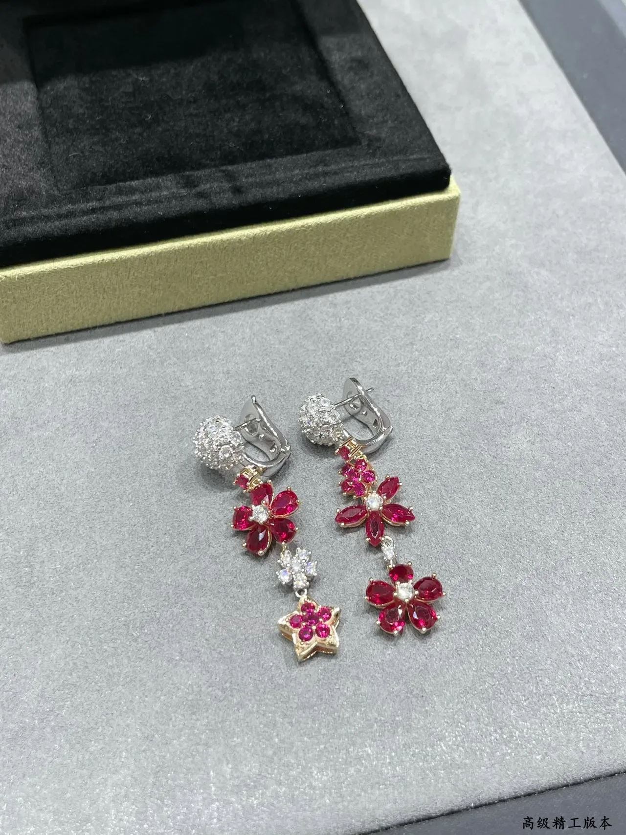Van Cleef & Arpels أقراط بنمط زهوري ونجمي مصنوعة من الياقوت والماس 7
