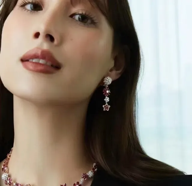 Van Cleef & Arpels أقراط بنمط زهوري ونجمي مصنوعة من الياقوت والماس 8