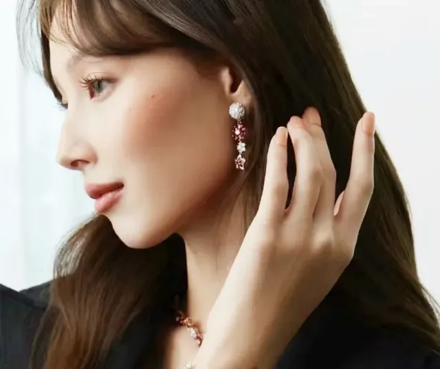 Van Cleef & Arpels أقراط بنمط زهوري ونجمي مصنوعة من الياقوت والماس 9
