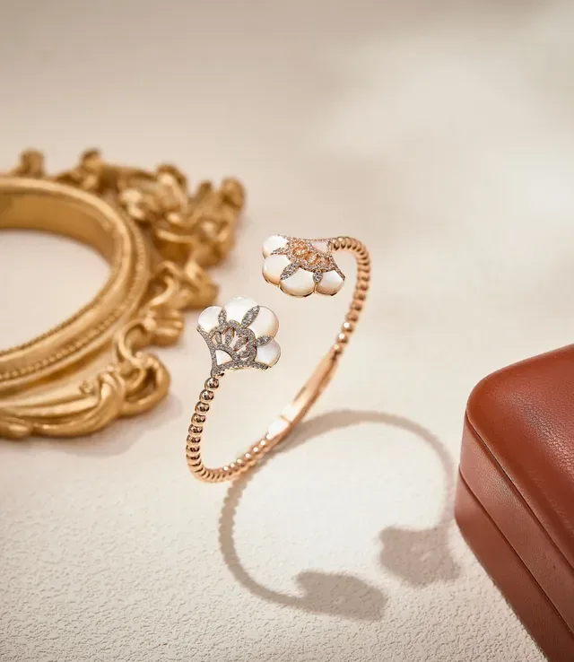 Van Cleef & Arpels Frivole Floral Mère-de-Perle et Diamant Bracelet Ouvert 2