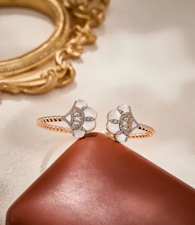 Van Cleef & Arpels Frivole Floral Mère-de-Perle et Diamant Bracelet Ouvert 3