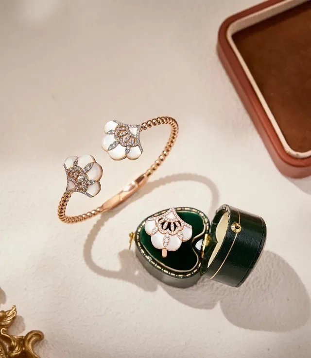 Van Cleef & Arpels Frivole Floral Mère-de-Perle et Diamant Bracelet Ouvert 4