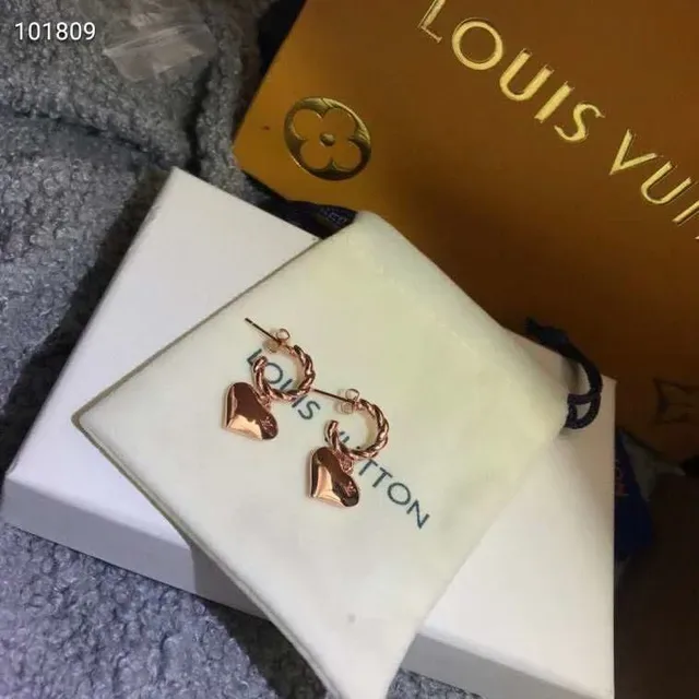 Van Cleef & Arpels Brincos de ouro Charme em forma de coração rosa Argolas de corda torcida 4