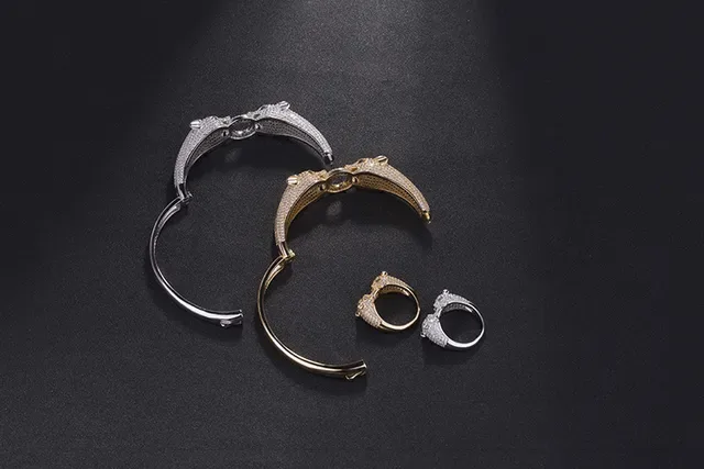 Van Cleef & Arpels Panthère Or Vert Tête de Panthère Motif Pierres Pavées Bracelet 2