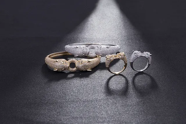 Van Cleef & Arpels Panthère Or Vert Tête de Panthère Motif Pierres Pavées Bracelet 4