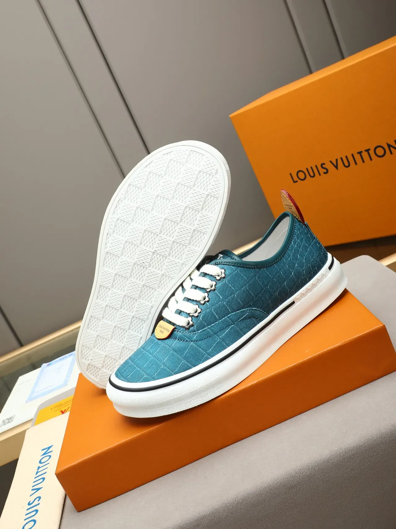 Vans Blue White Quilted Teal Canvas Upper Fuzzy Laces Lifestyle Sneakers 2