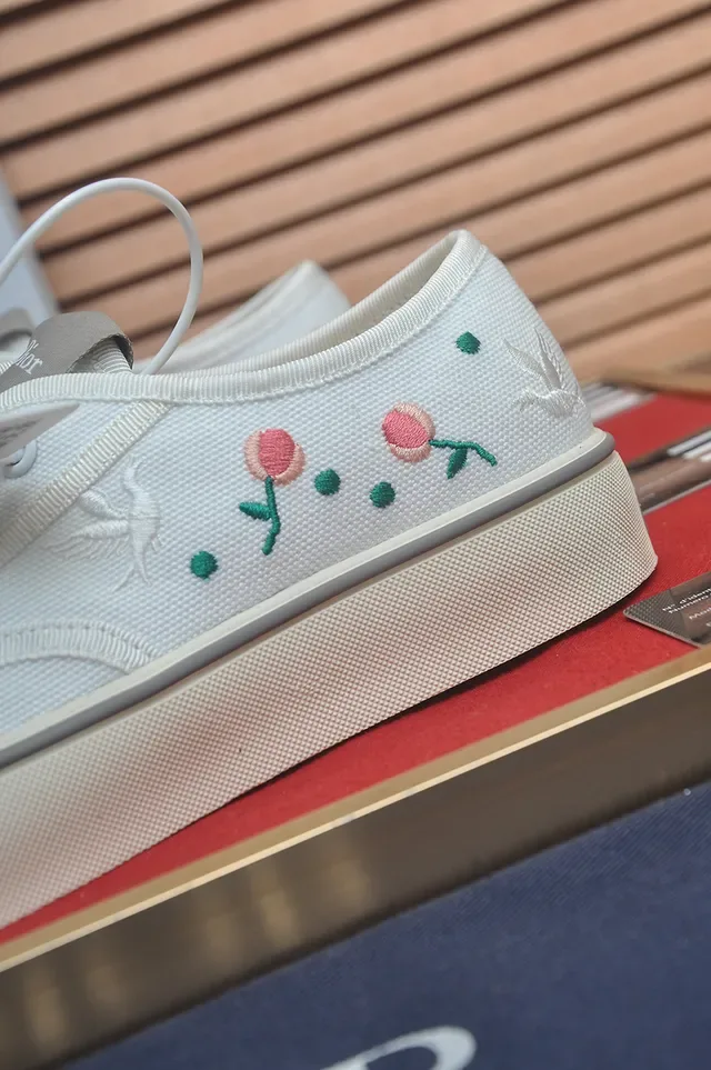 Vans White Pink Canvas Upper Embroidered Floral Motif Lifestyle Sneakers 2